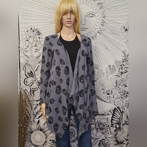 Hot Topic Sweaters - EUC Y2K XS Hot Topic Gray Skull Pattern Women's Cardigan Sweater